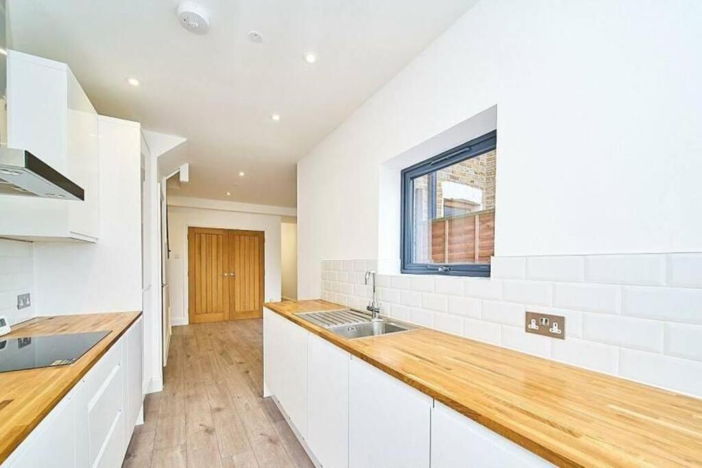 Spacious 4Br House, London, Sleeps 9, Parking Available Экстерьер фото