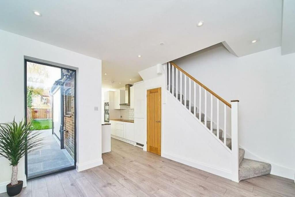 Spacious 4Br House, London, Sleeps 9, Parking Available Экстерьер фото