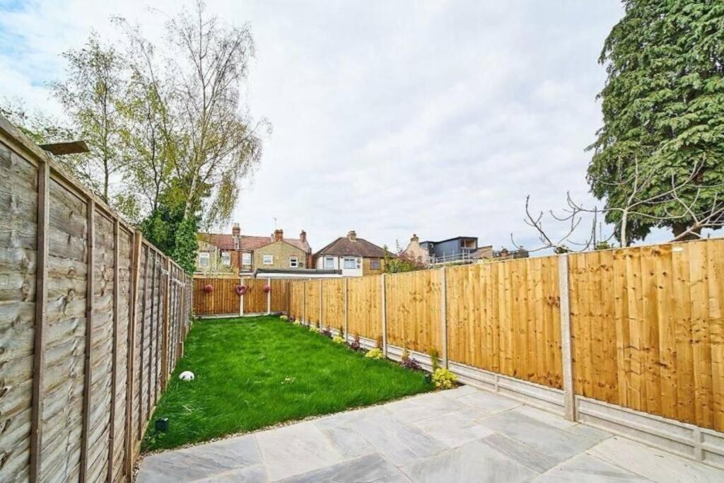 Spacious 4Br House, London, Sleeps 9, Parking Available Экстерьер фото