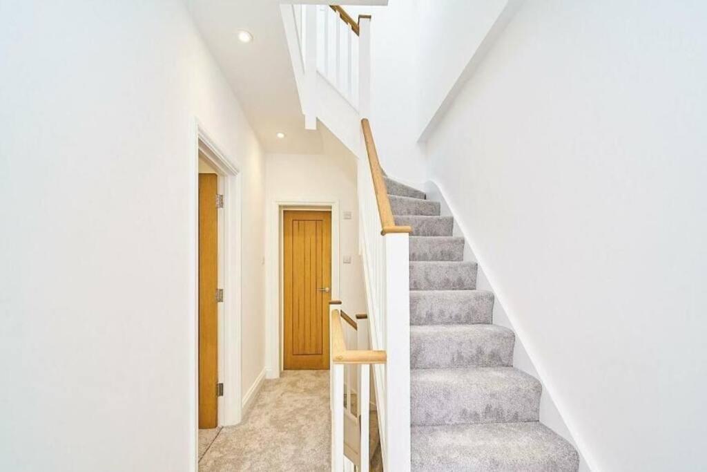 Spacious 4Br House, London, Sleeps 9, Parking Available Экстерьер фото