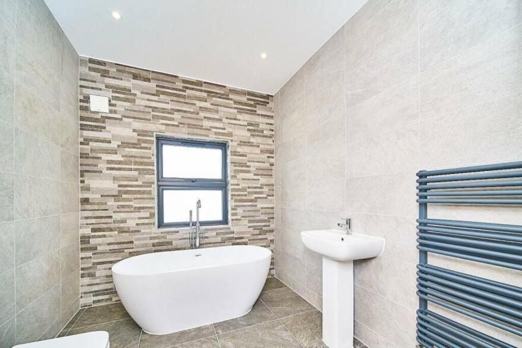 Spacious 4Br House, London, Sleeps 9, Parking Available Экстерьер фото