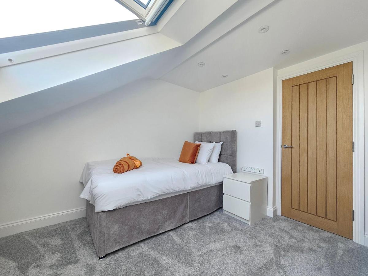 Spacious 4Br House, London, Sleeps 9, Parking Available Экстерьер фото
