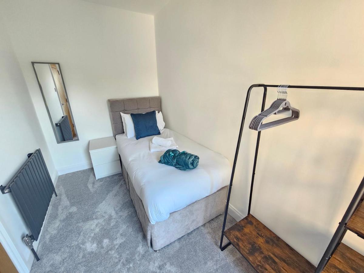 Spacious 4Br House, London, Sleeps 9, Parking Available Экстерьер фото