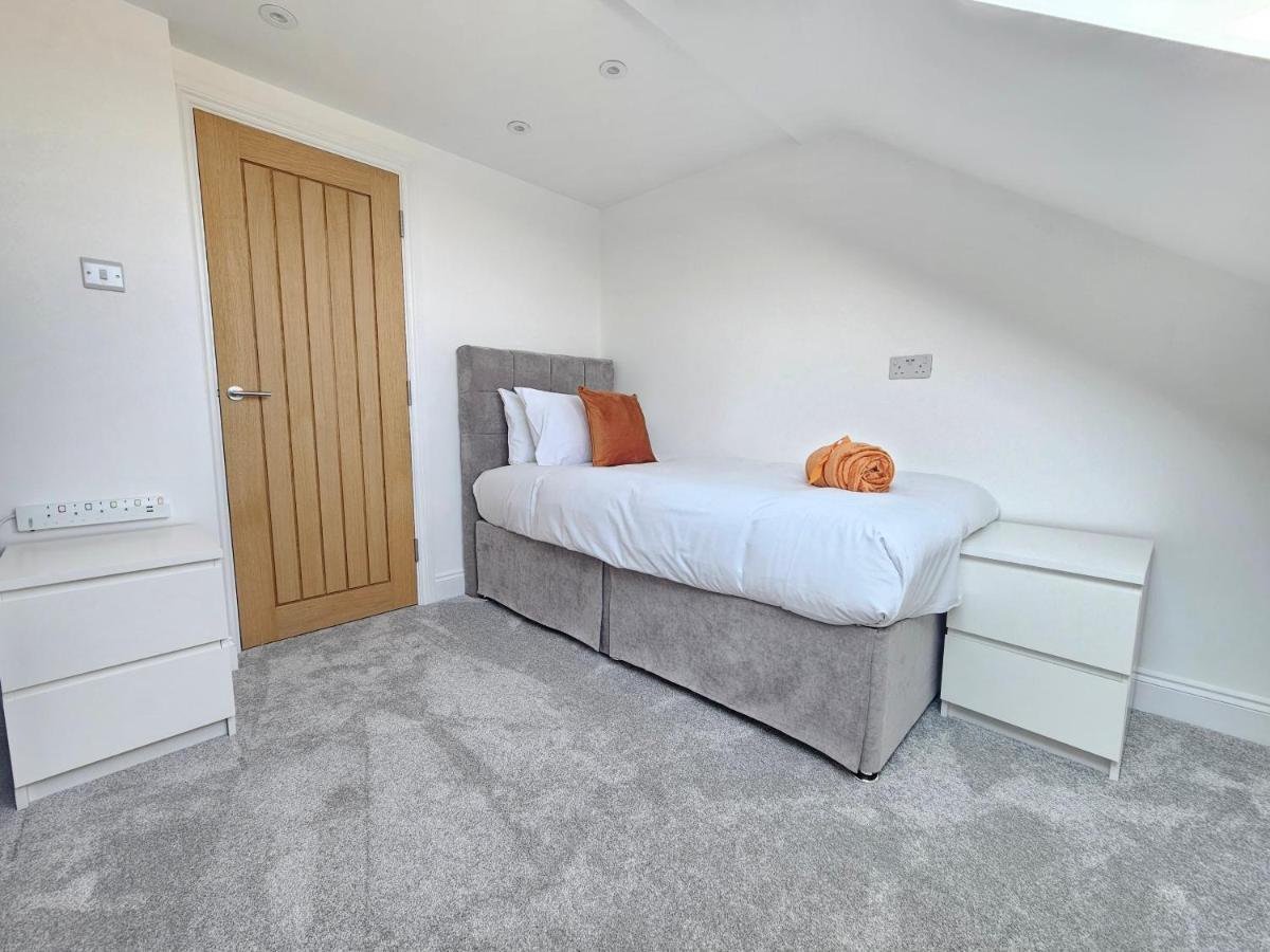 Spacious 4Br House, London, Sleeps 9, Parking Available Экстерьер фото